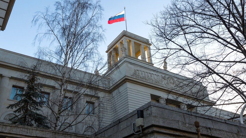 Nhà ngoại giao Nga được tìm thấy đã chết bên ngoài đại sứ quán ở Berlin - Ảnh 1.