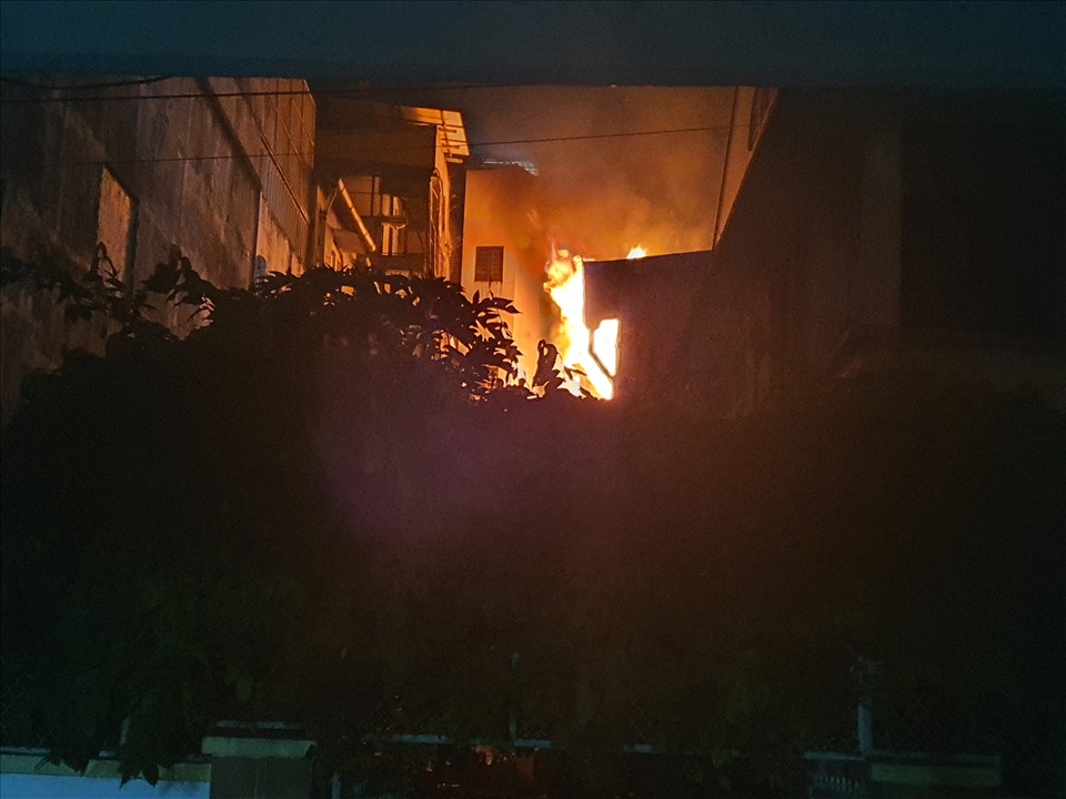 TP.HCM: Cháy ở trung tâm quận 1, tài sản bị thiêu rụi, người dân hoảng loạn giữa đêm  - Ảnh 1.