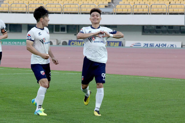 Từ chối sang Hàn Quốc thi đấu, tiền vệ Hữu Khôi khoác áo CLB Khánh Hòa - Ảnh 1.