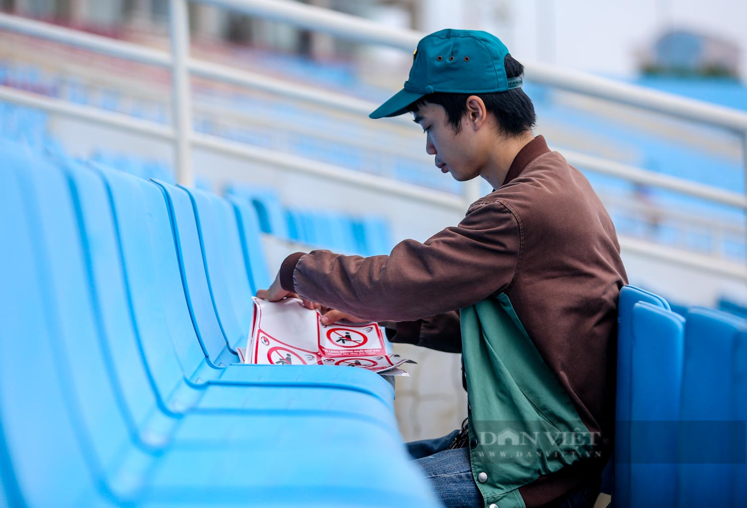 Cận cảnh sân Mỹ Đình &quot;thay da đổi thịt&quot; trước ngày đối đầu với Nhật Bản - Ảnh 6.