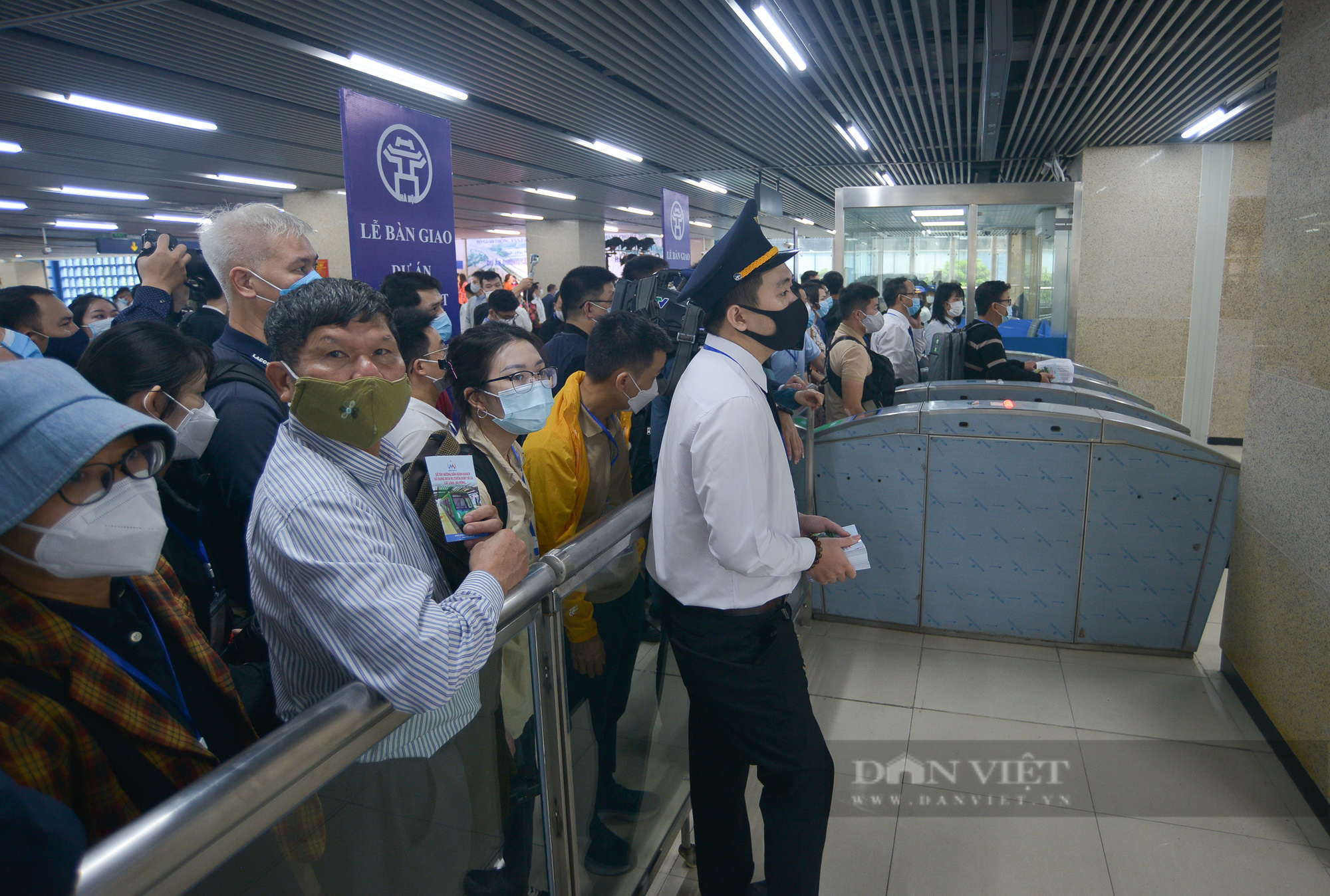 Người dân xếp hàng chờ trải nghiệm ngày đầu đi tàu điện Cát Linh - Hà Đông - Ảnh 3.