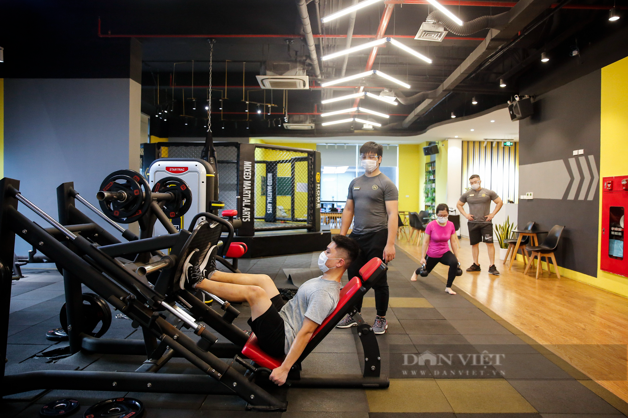 Phòng gym tại Hà Nội vắng vẻ, người dân đeo khẩu trang kín mít khi luyện tập - Ảnh 1.