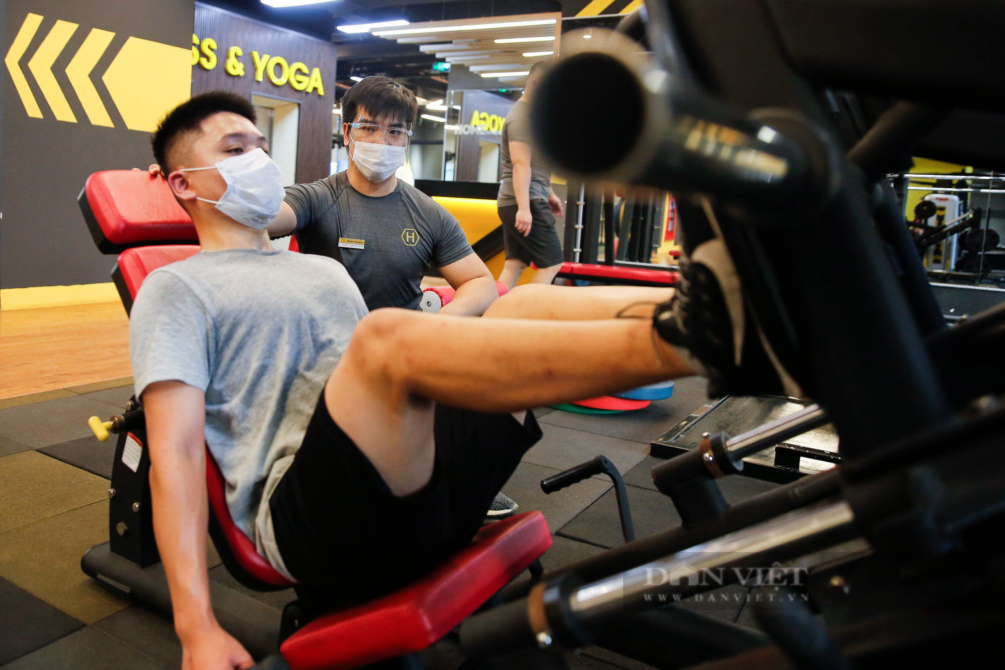 Phòng gym tại Hà Nội vắng vẻ, người dân đeo khẩu trang kín mít khi luyện tập - Ảnh 4.