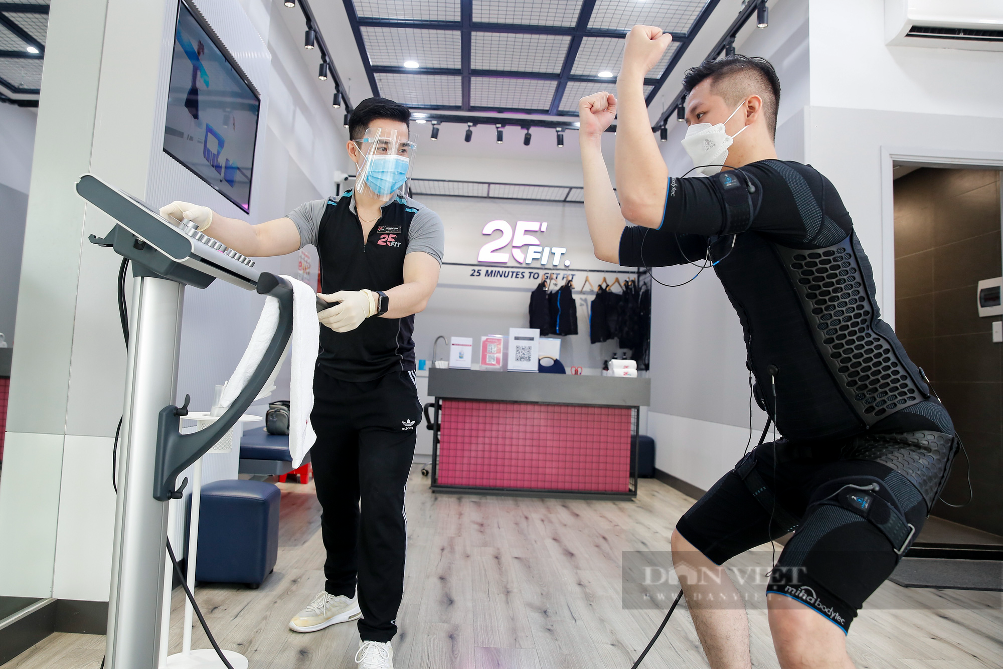 Phòng gym tại Hà Nội vắng vẻ, người dân đeo khẩu trang kín mít khi luyện tập - Ảnh 7.