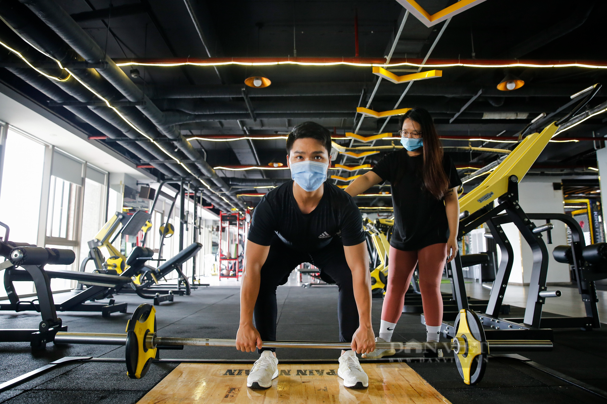 Phòng gym tại Hà Nội vắng vẻ, người dân đeo khẩu trang kín mít khi luyện tập - Ảnh 9.