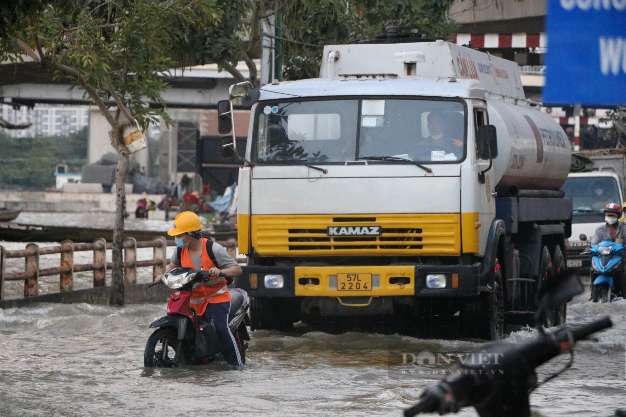 TP.HCM: Triều cường đạt đỉnh, phố biến thành sông, người dân bì bõm lội nước - Ảnh 4.