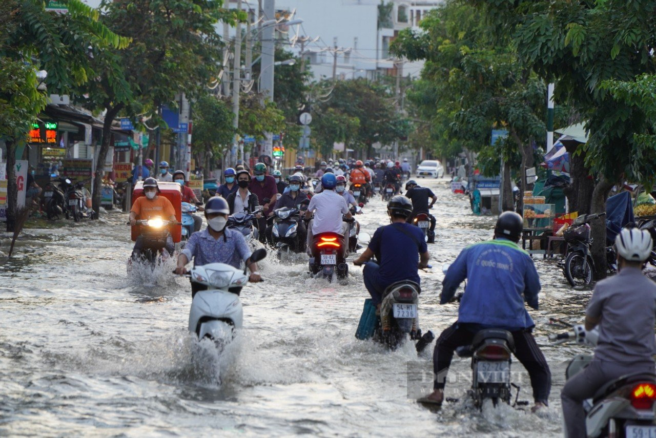 TP.HCM: Triều cường đạt đỉnh, phố biến thành sông, người dân bì bõm lội nước - Ảnh 6.