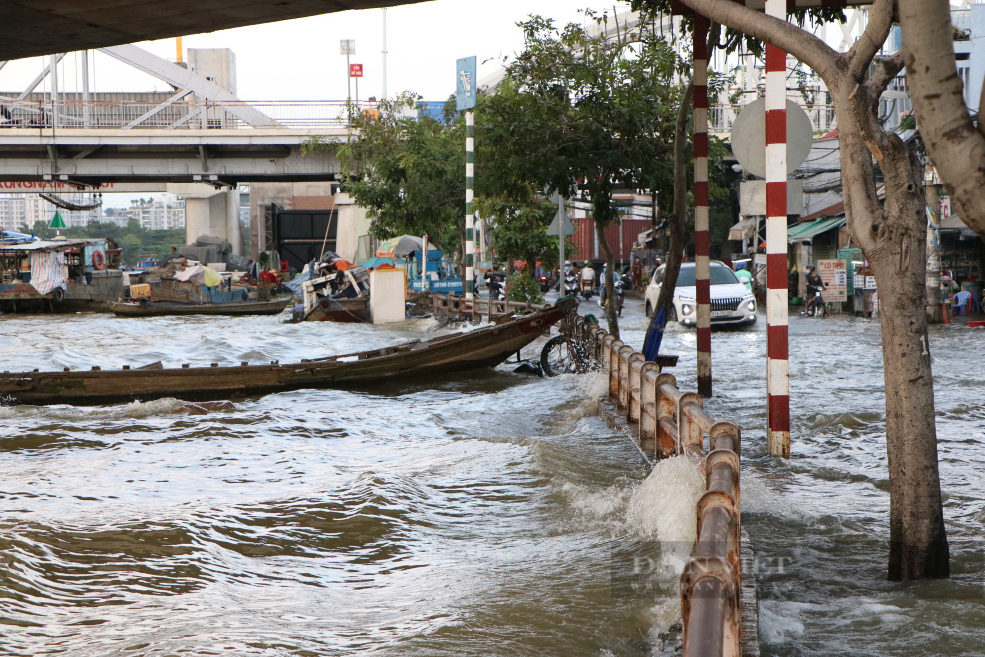 TP.HCM: Triều cường dâng cao đỉnh điểm, phố biến thành sông - Ảnh 11.