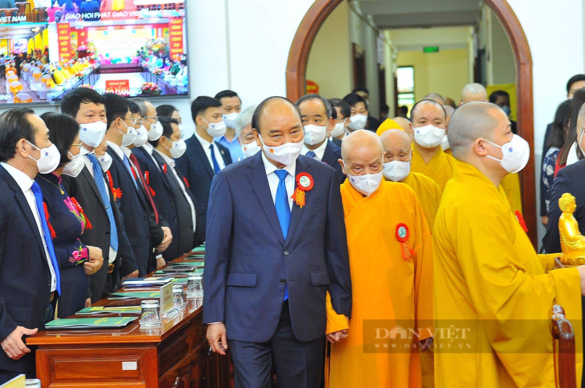 Chủ tịch nước trao tặng Huân chương Độc lập hạng Nhất cho GHPGVN trong Đại lễ kỷ niệm 40 năm - Ảnh 1.