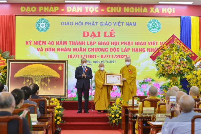 Chủ tịch nước trao tặng Huân chương Độc lập hạng Nhất cho GHPGVN trong Đại lễ kỷ niệm 40 năm - Ảnh 2.