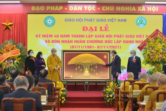 Chủ tịch nước trao tặng Huân chương Độc lập hạng Nhất cho GHPGVN trong Đại lễ kỷ niệm 40 năm - Ảnh 4.