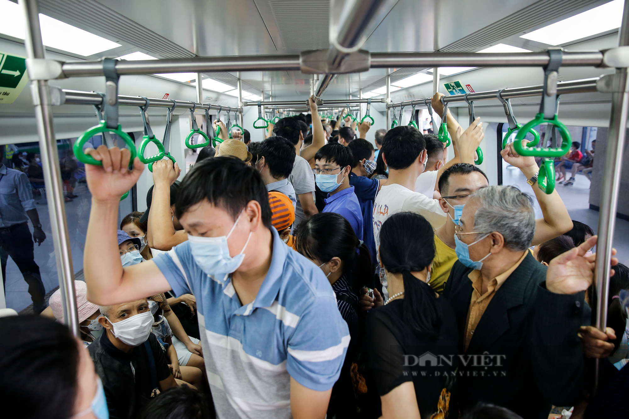 Hàng nghìn người chen lấn nhau chạy thử tàu đường sắt Cát Linh - Hà Đông - Ảnh 12.