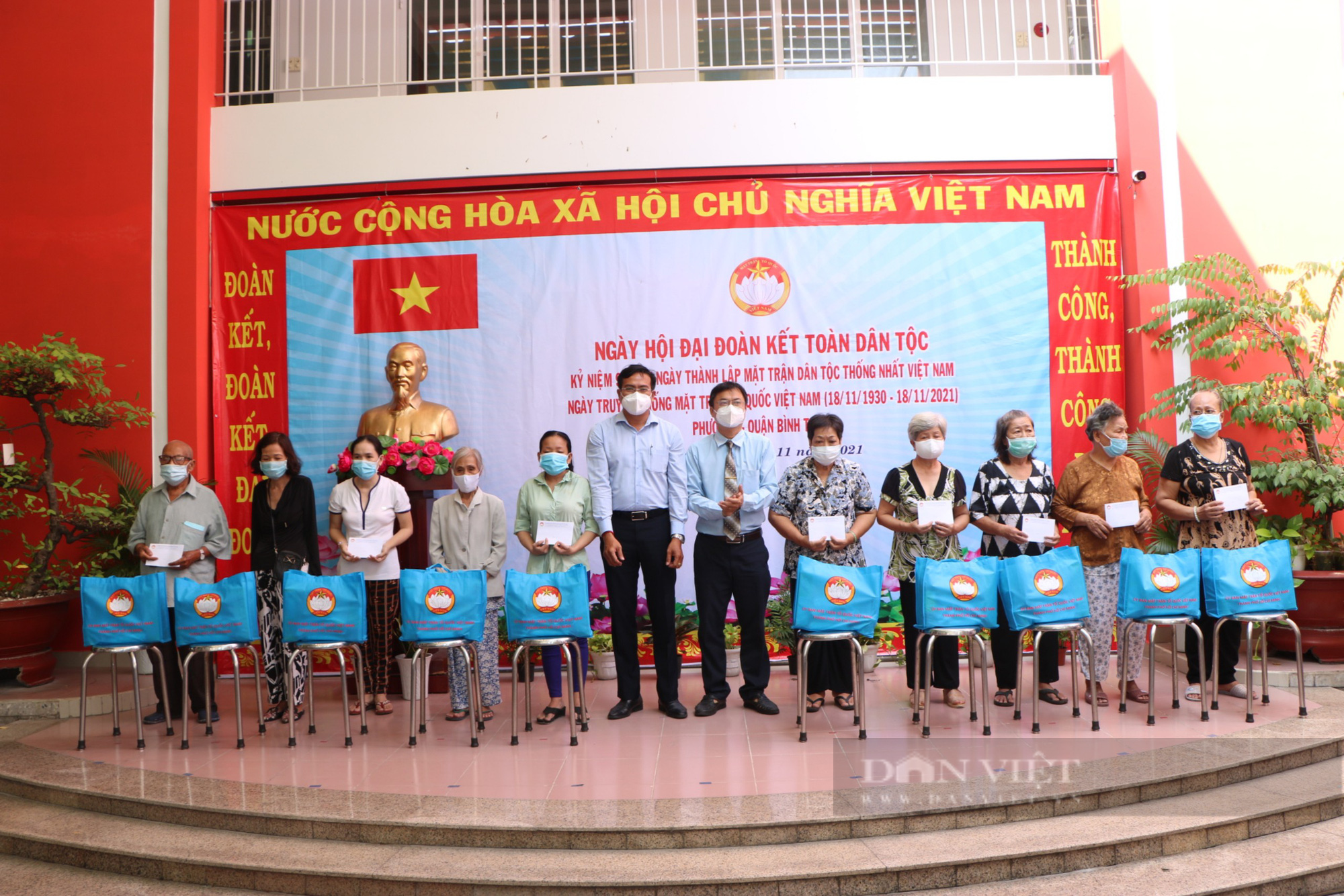 Tặng xe đạp cho học sinh mất người thân vì Covid-19 trong ngày hội Đại đoàn kết dân tộc - Ảnh 1.