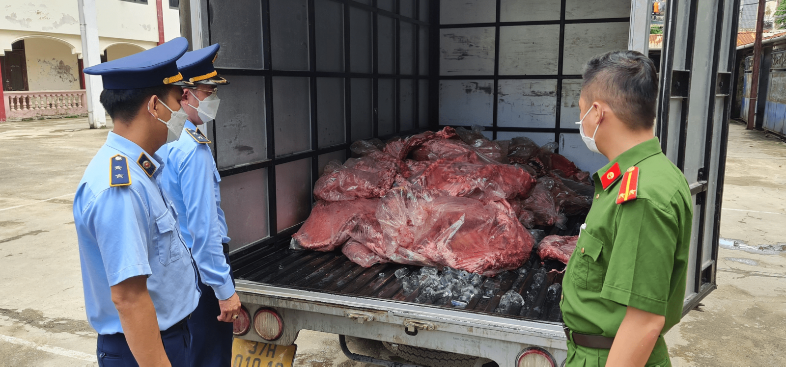 Kinh hoàng: 650kg thịt sườn lợn thối sắp tuồn ra thị trường bị thu giữ ở Nghệ An - Ảnh 1.