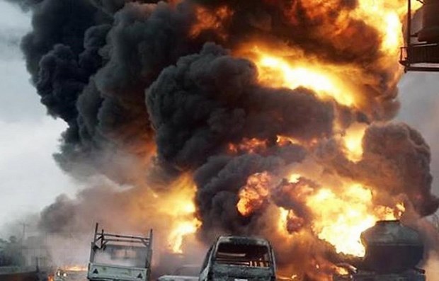 Kinh hoàng nổ xe bồn chở dầu, ít nhất 98 người chết - Ảnh 1.