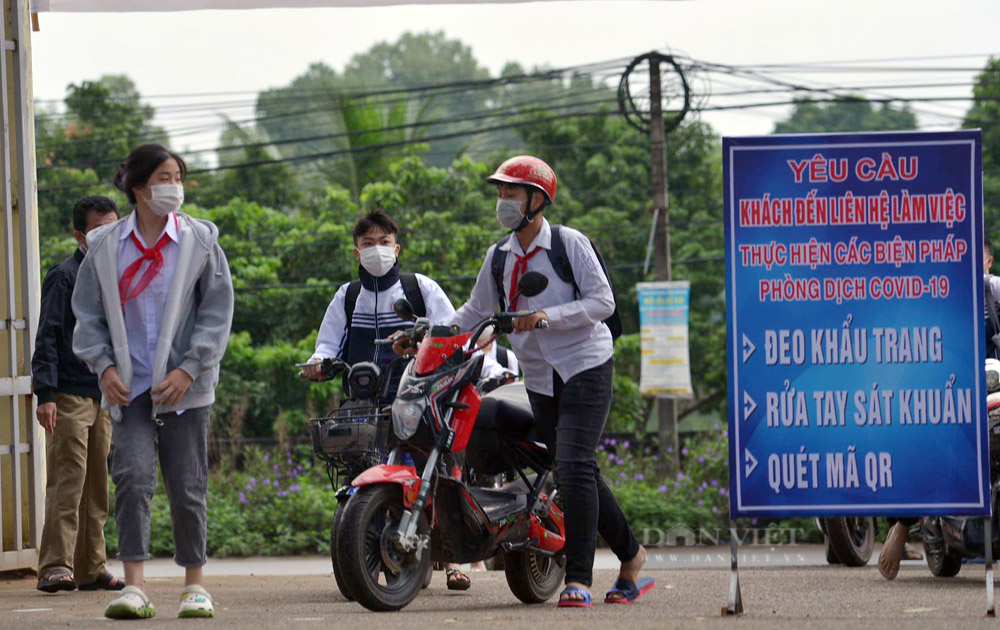 Học sinh ở huyện duy nhất của Hà Nội ngày đầu đi học lại: &quot;Các bạn trắng hơn và cao lớn quá&quot; - Ảnh 1.