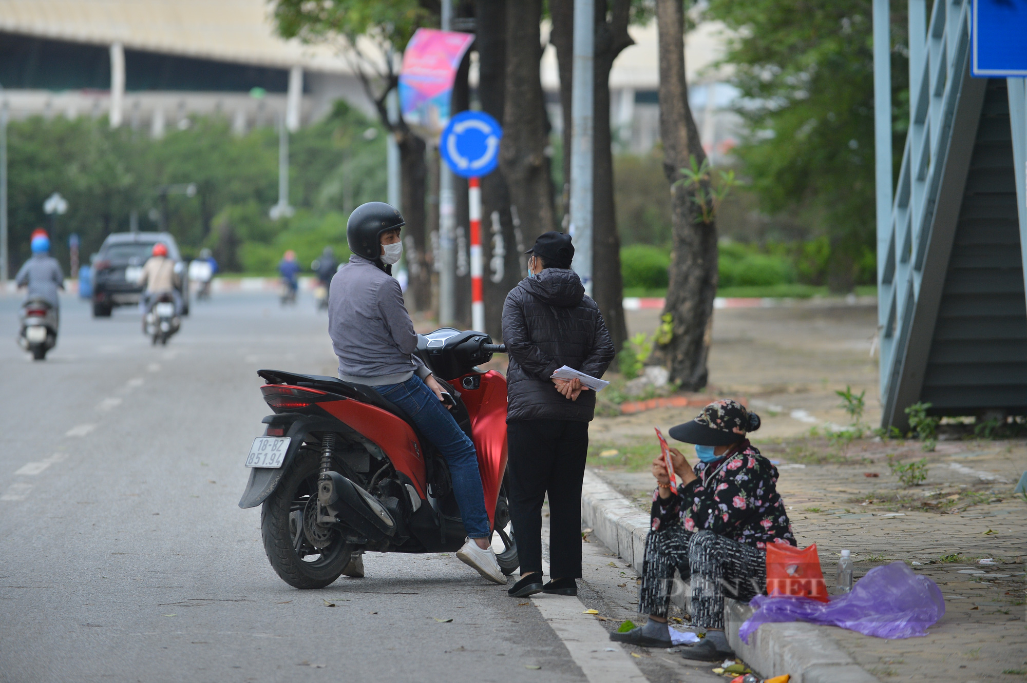 Bán vé trận Việt Nam - Nhật Bản, cảnh đìu hiu chỉ lác đác vài người.