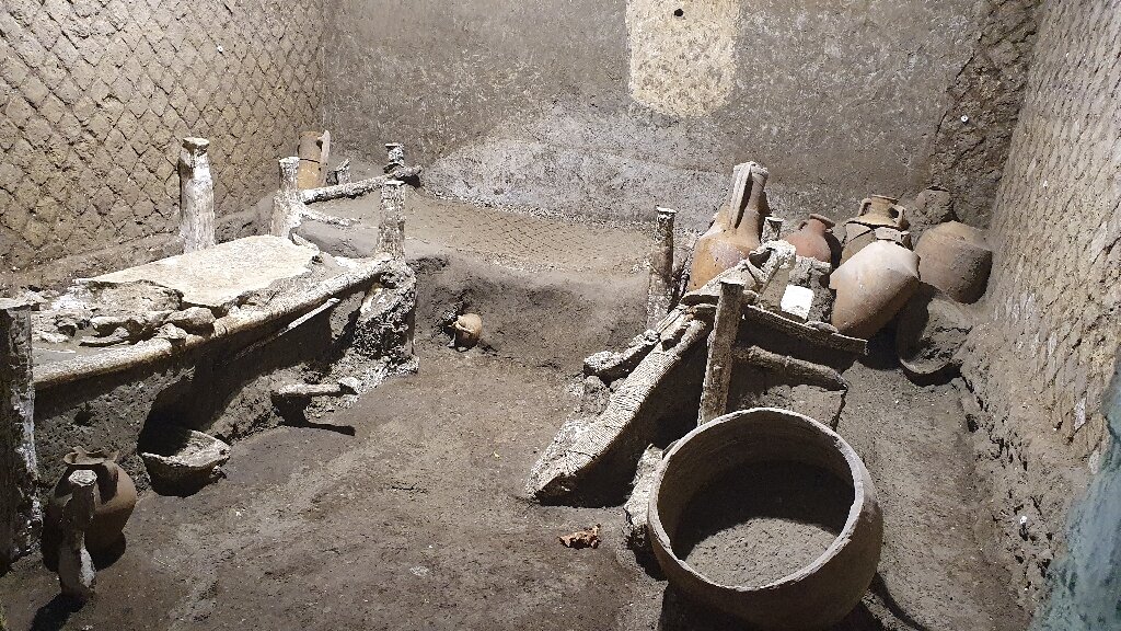 Phát hiện căn phòng kinh hoàng tiết lộ cuộc sống khốn cùng của nô lệ ở đế chế La Mã - Ảnh 2.