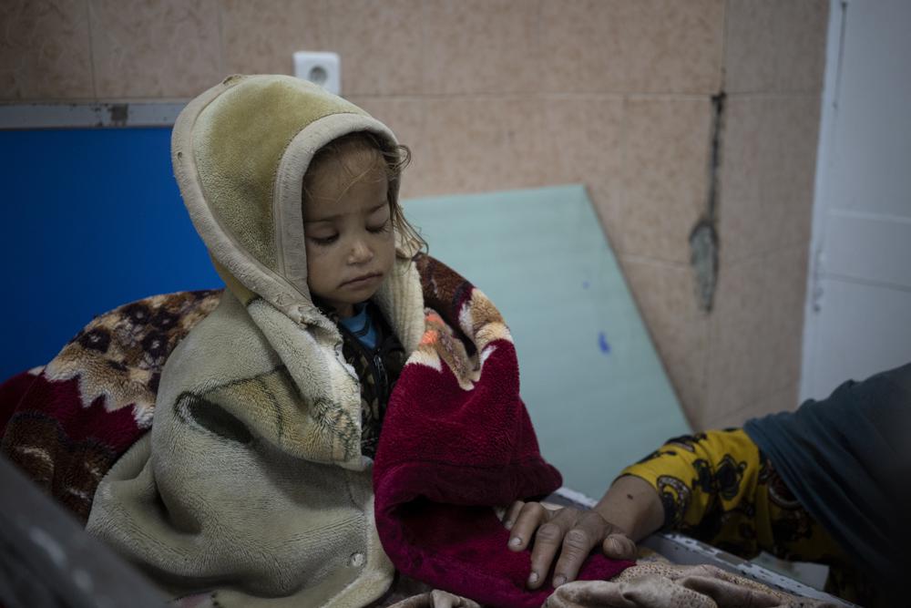 Rơi nước mắt những đứa trẻ gầy trơ xương vì đói phải nhập viện cấp cứu ở Afghanistan - Ảnh 1.