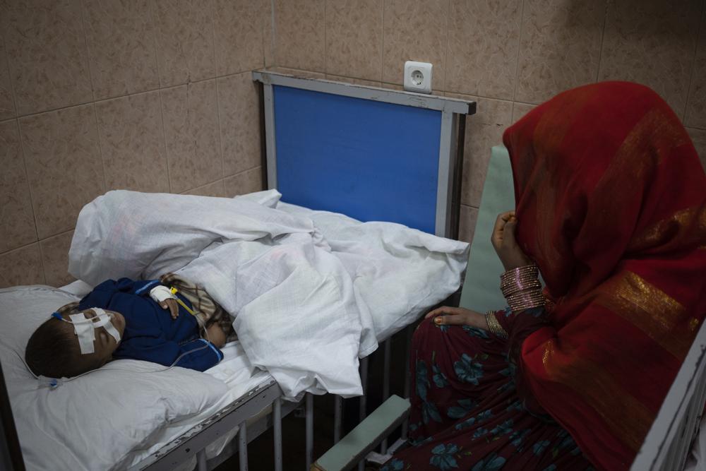 Rơi nước mắt những đứa trẻ gầy trơ xương vì đói phải nhập viện cấp cứu ở Afghanistan - Ảnh 4.