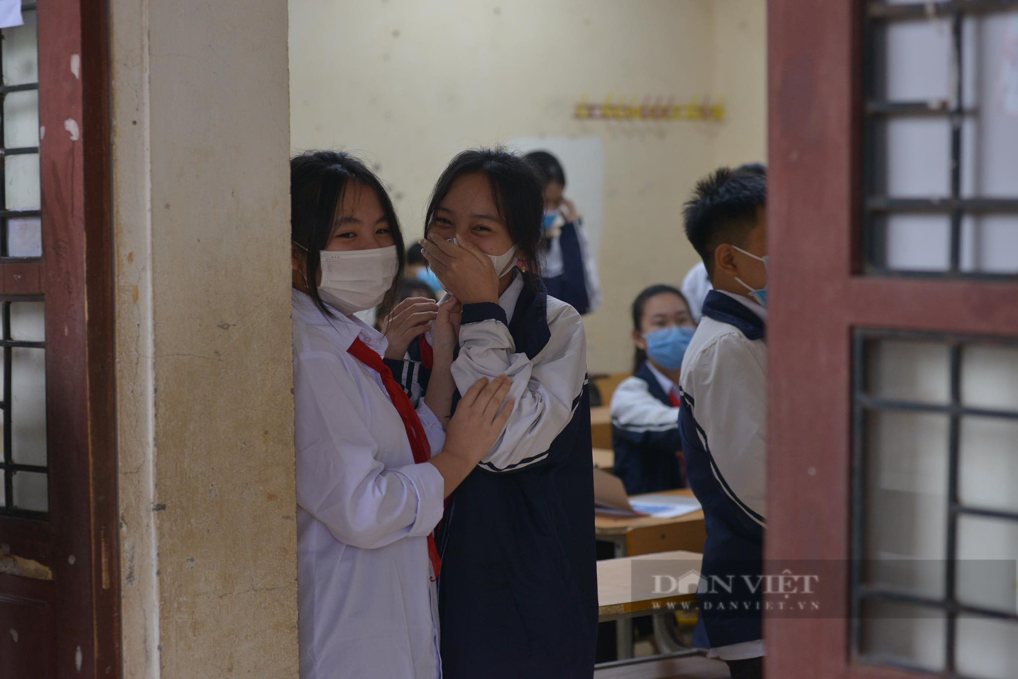 Học sinh ở huyện duy nhất của Hà Nội ngày đầu đi học lại: &quot;Các bạn trắng hơn và cao lớn quá&quot; - Ảnh 4.