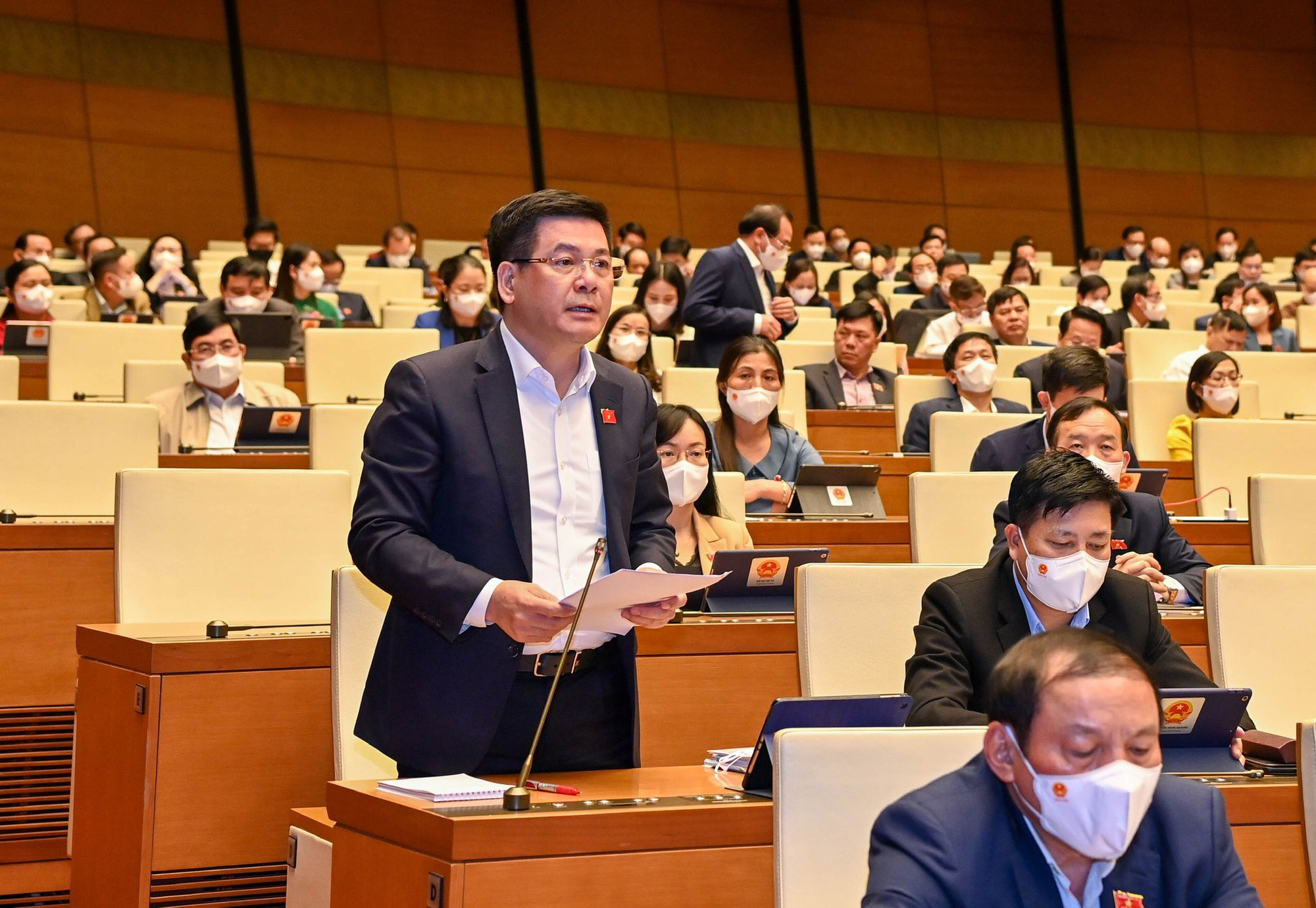 Bộ trưởng Nguyễn Hồng Diên đăng đàn trả lời chất vấn về giá xăng tăng, công suất nhà máy Nghi Sơn - Ảnh 1.