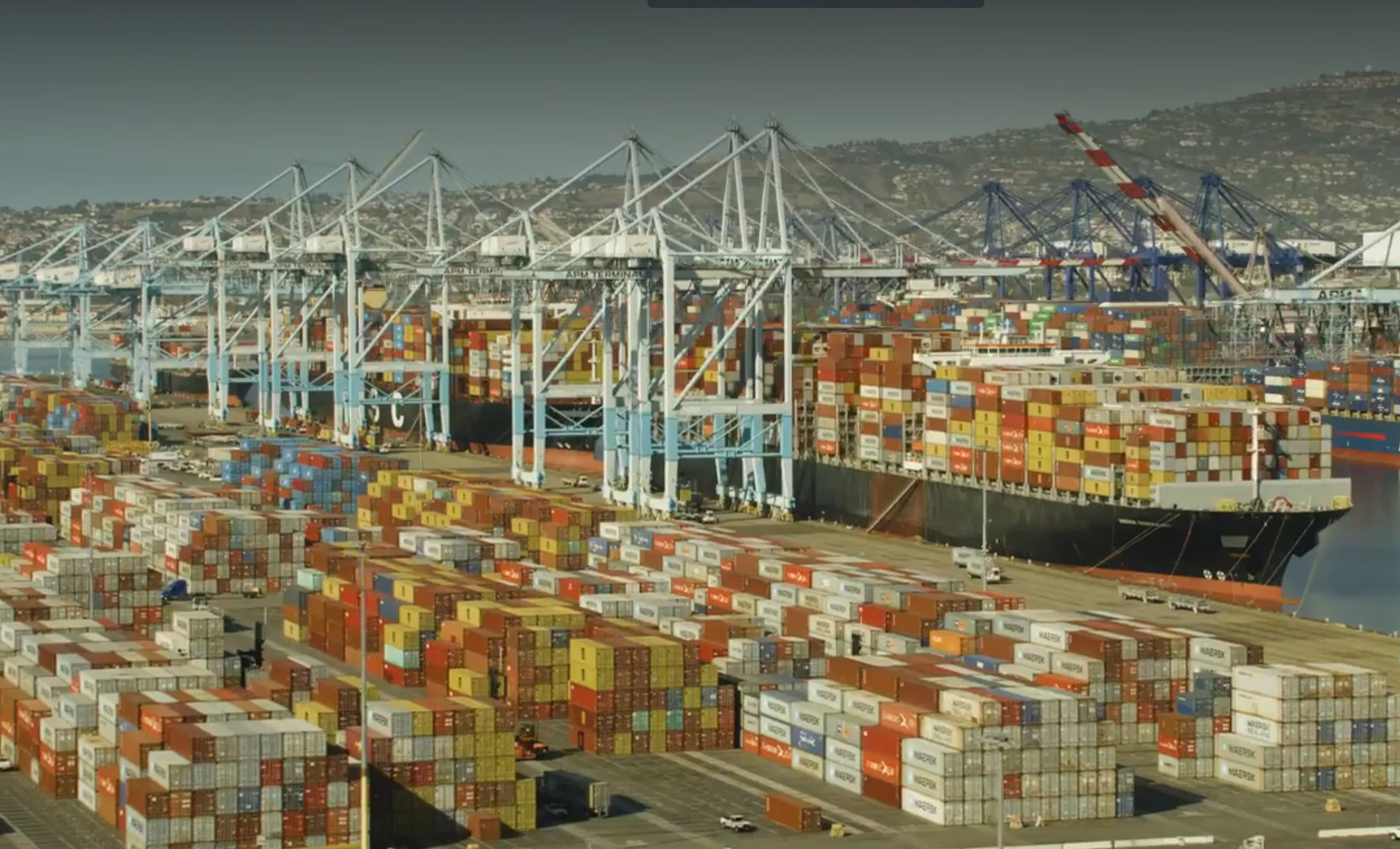 Tại các cảng dọc theo bờ biển phía đông và phía tây Hoa Kỳ, khối lượng container cao hơn gần 1/5 so với mức của năm 2019 trong 3 tháng đến tháng 6.