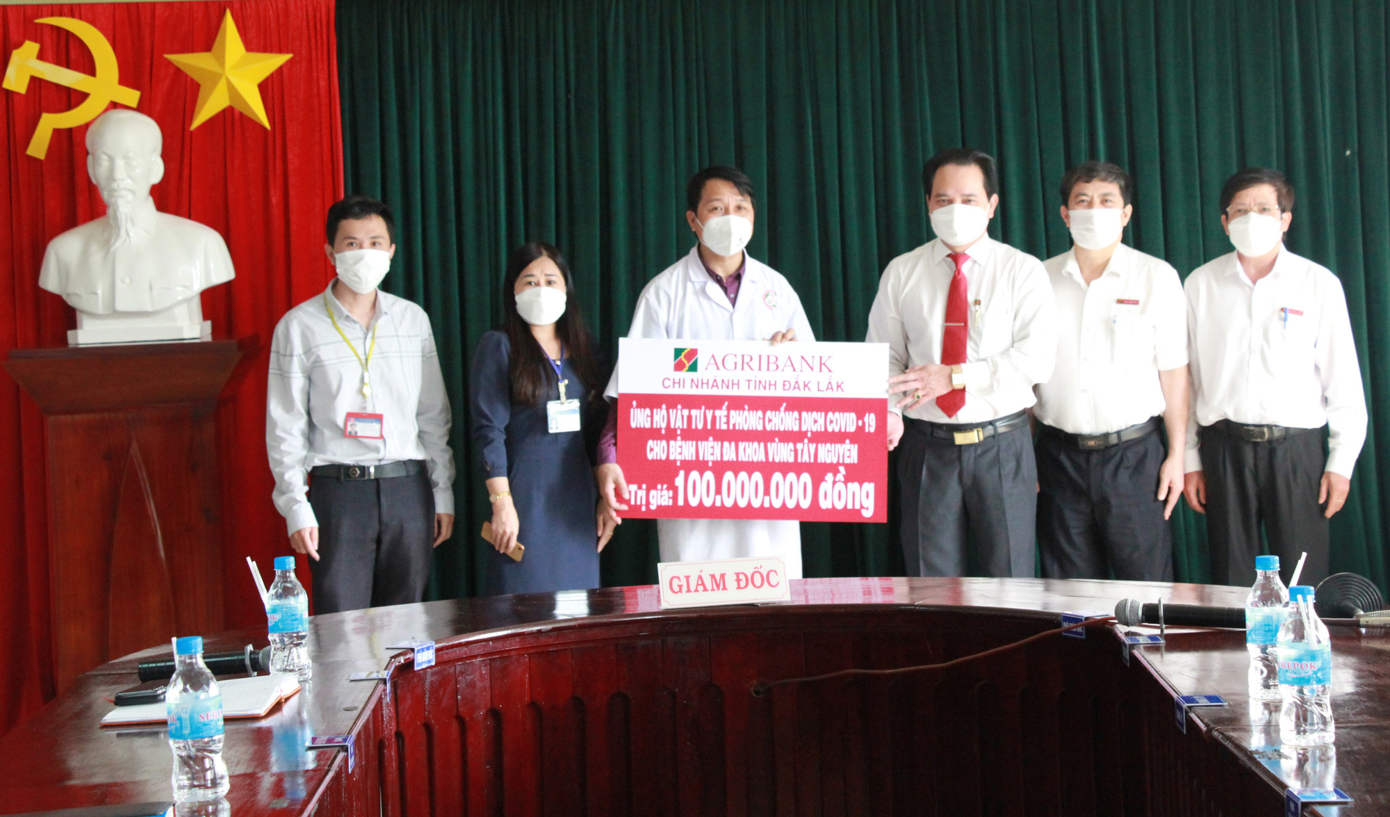 Agribank tỉnh Đắk Lắk ủng hộ 100 triệu đồng, phục vụ công tác phòng chống dịch covid-19. - Ảnh 1.