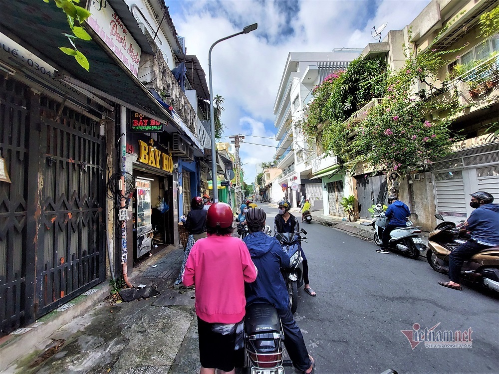 Hàng bánh mỳ 90 năm cha truyền con nối, chủ quán nhớ khẩu vị cả trăm khách - Ảnh 1.