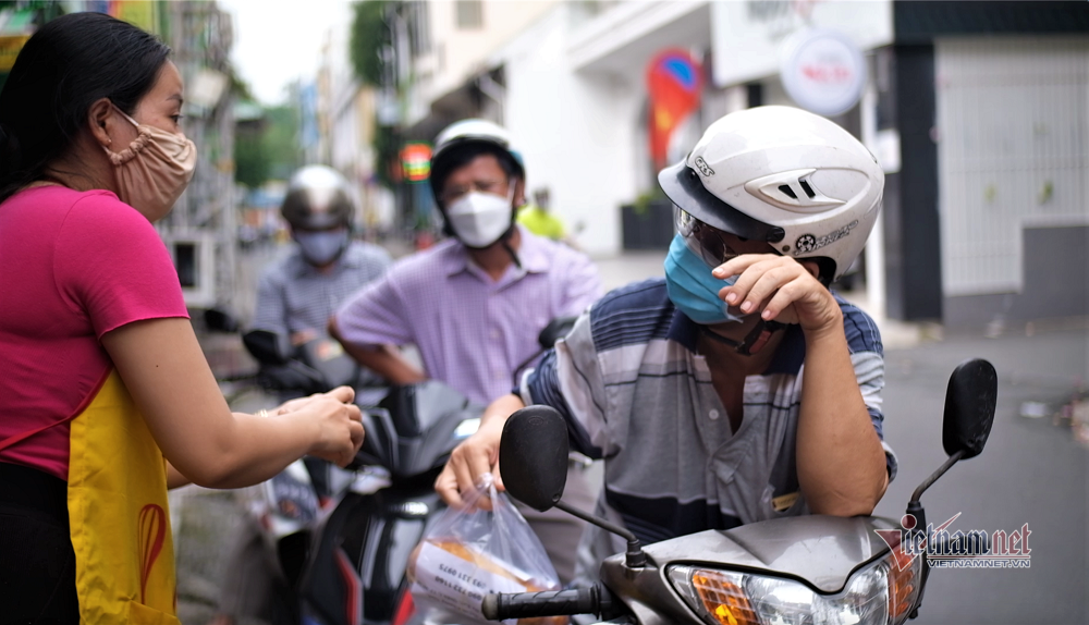 Hàng bánh mỳ 90 năm cha truyền con nối, chủ quán nhớ khẩu vị cả trăm khách - Ảnh 2.