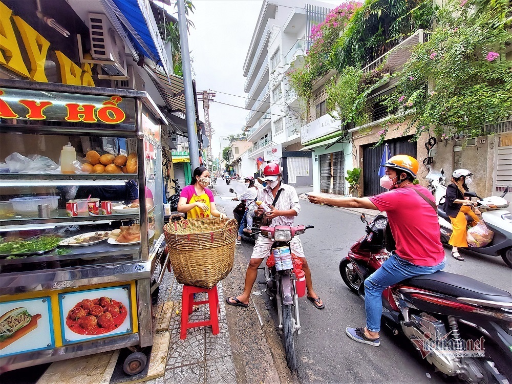 Hàng bánh mỳ 90 năm cha truyền con nối, chủ quán nhớ khẩu vị cả trăm khách - Ảnh 3.