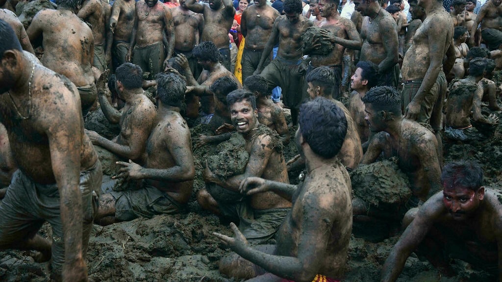 Độc đáo lễ hội ném phân bò ở Ấn Độ - Ảnh 5.