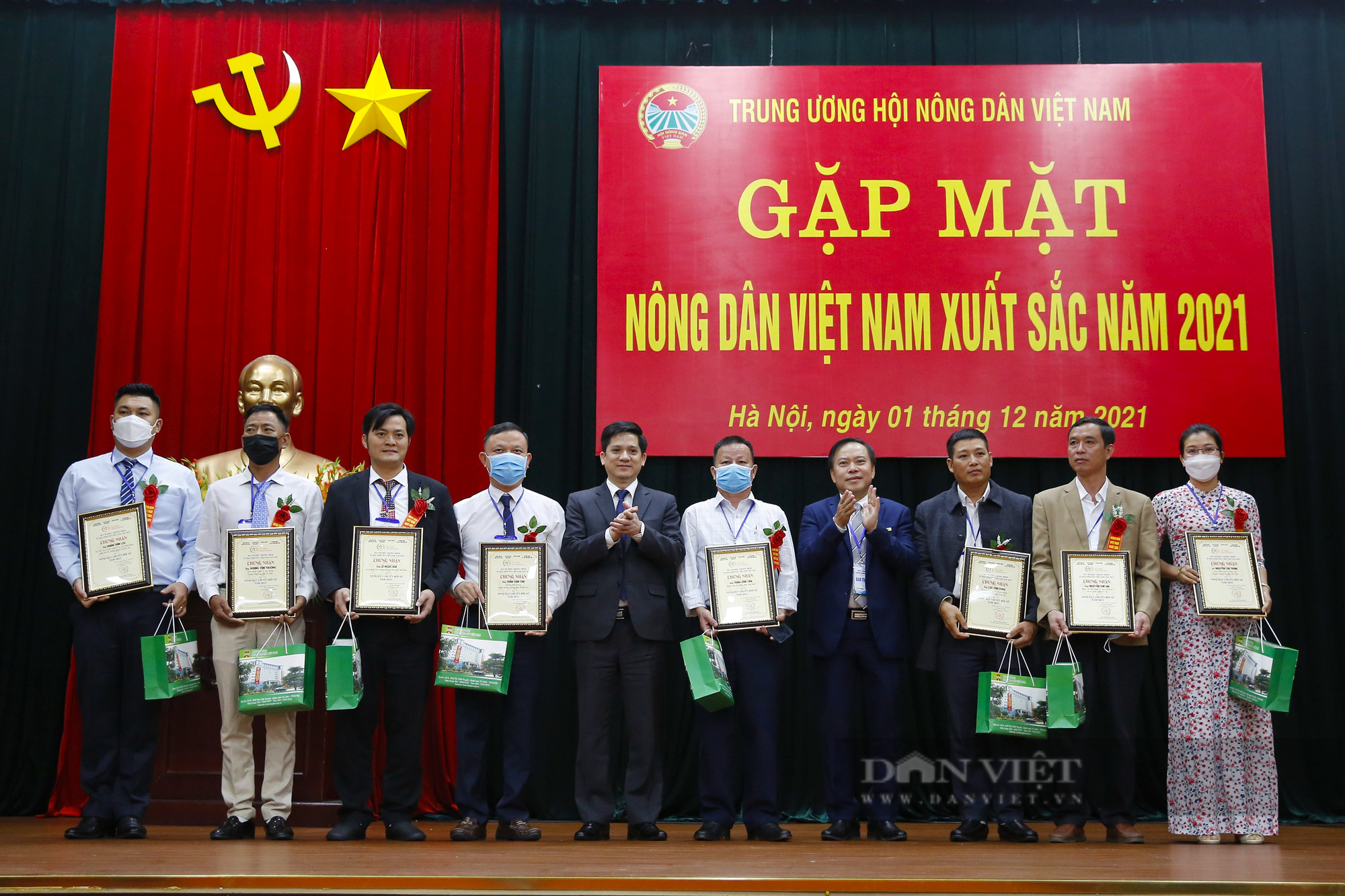 Ảnh: Thường trực Trung ương Hội Nông dân Việt Nam gặp mặt nông dân xuất sắc năm 2021 - Ảnh 10.
