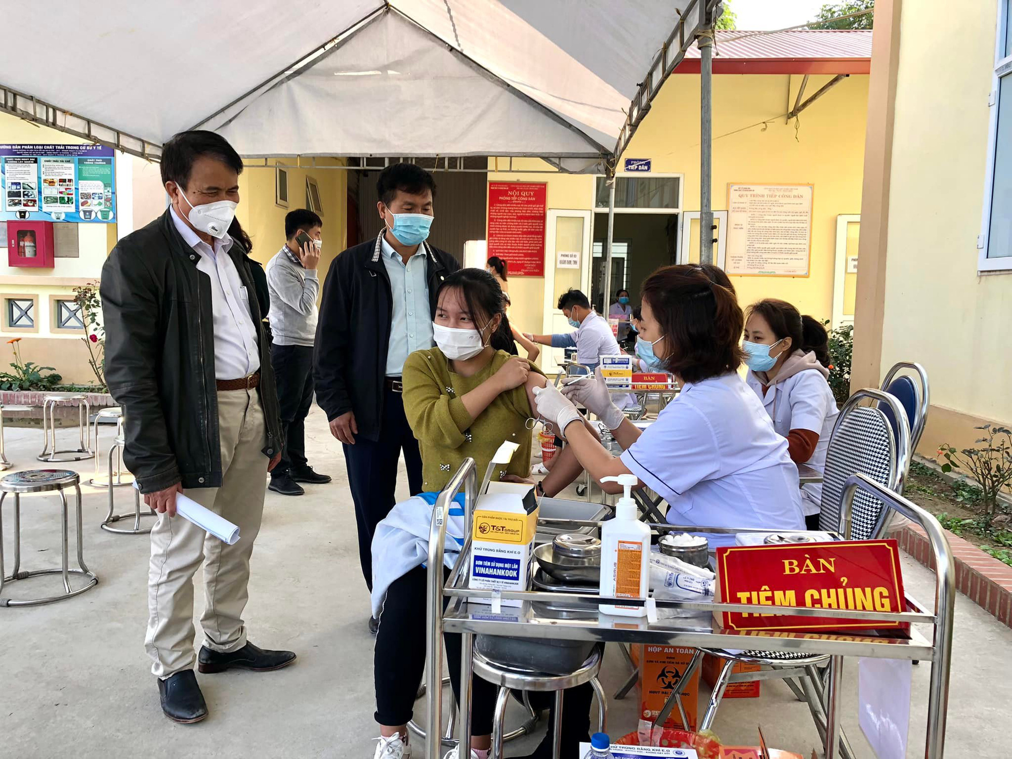86 học sinh ở Thanh Hóa nhập viện sau tiêm vaccine Covid-19 - Ảnh 1.