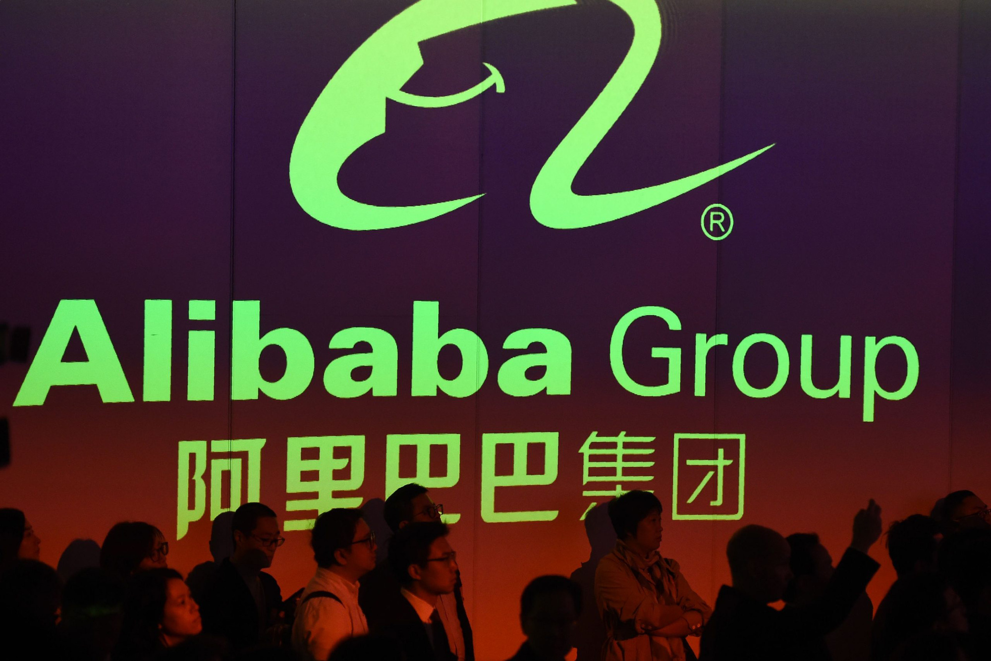 Alibaba đang phải đối mặt với sự cạnh tranh gay gắt từ đối thủ JD.com mà còn cả những đối thủ mới hơn như Pinduoduo và thậm chí là các công ty truyền thông xã hội như ByteDance, chủ sở hữu của TikTok. Ảnh: @AFP.