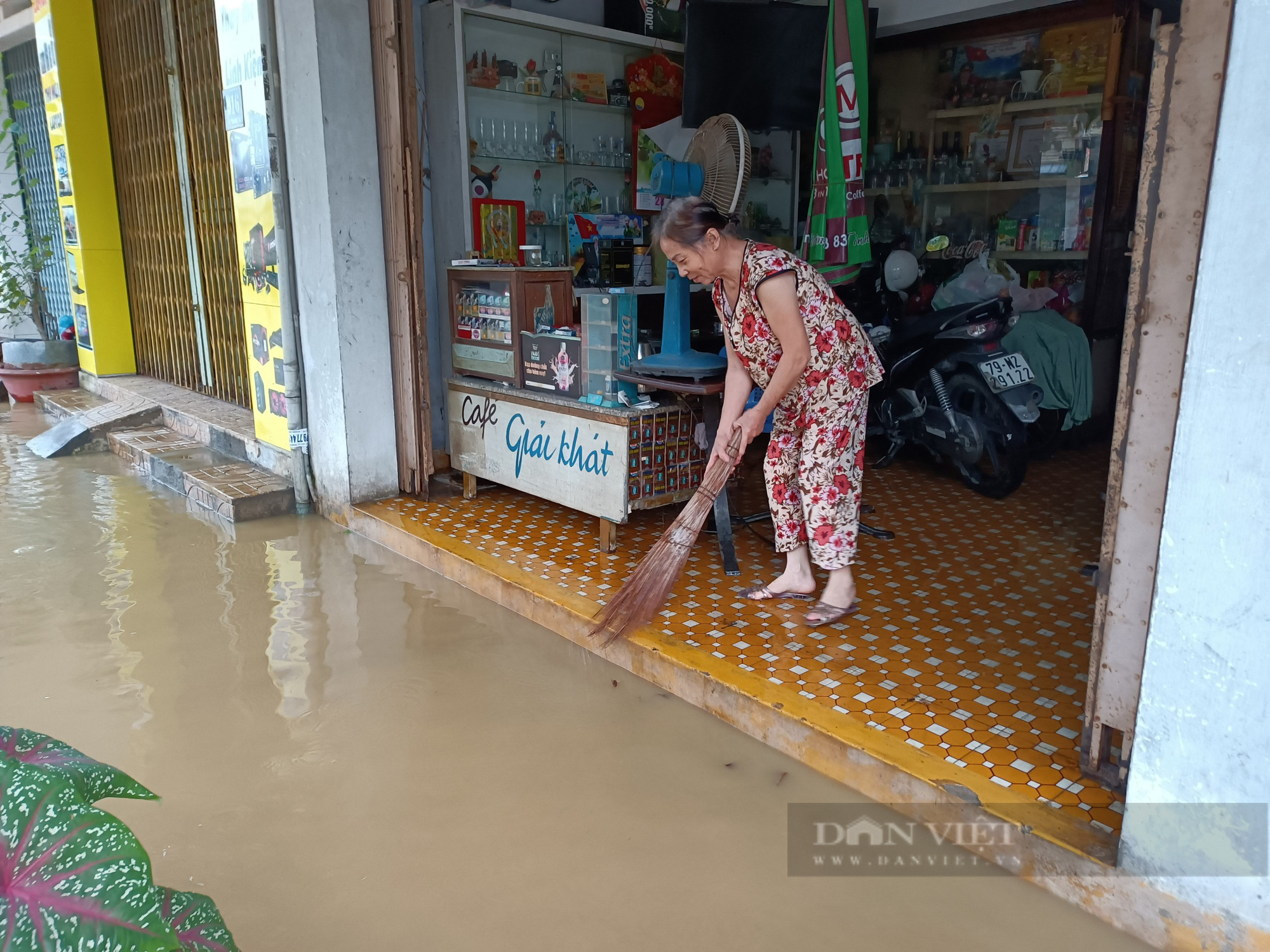 Khánh Hòa: Hàng trăm ngôi nhà chìm trong nước, giao thông bị chia cắt - Ảnh 6.