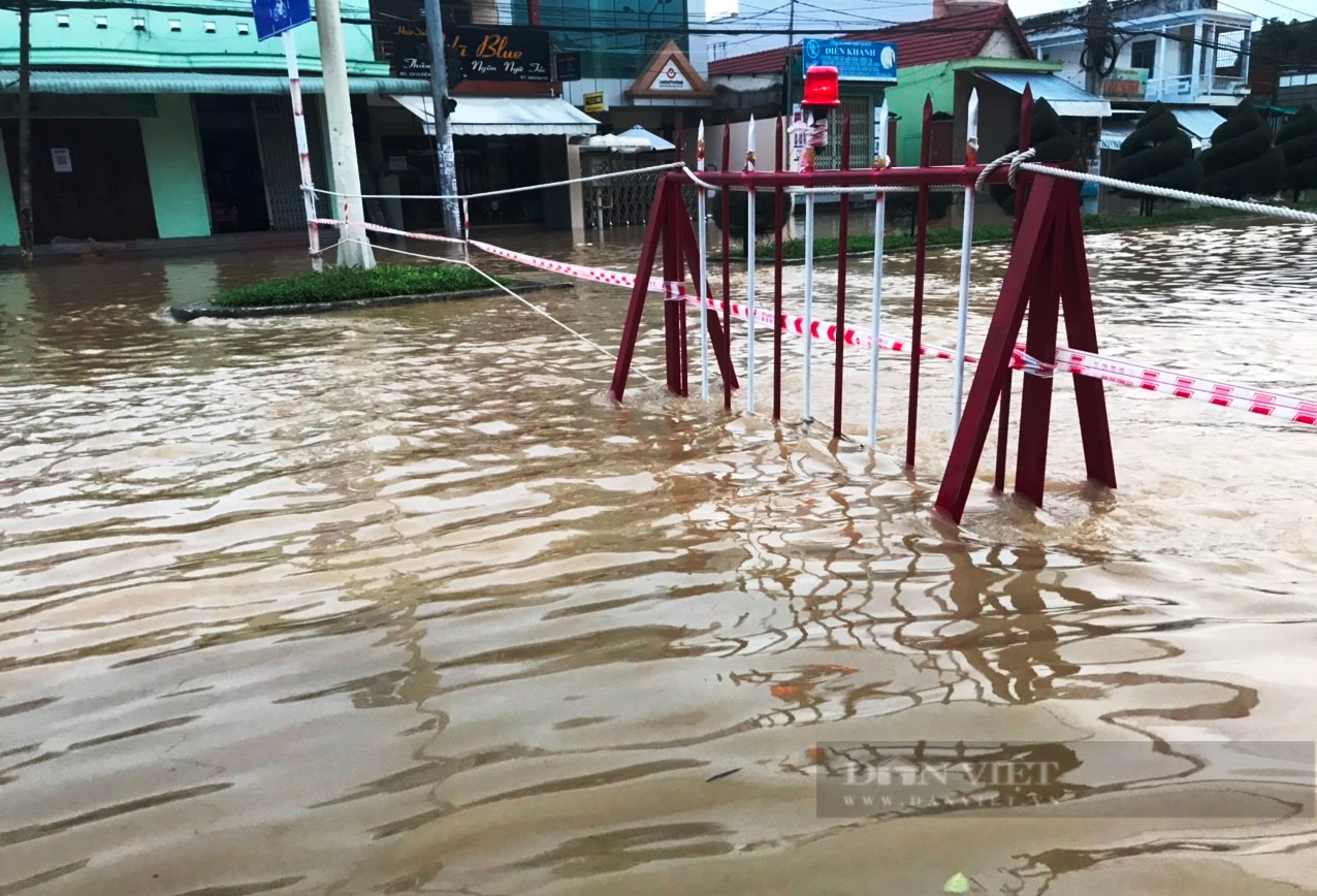 Khánh Hòa: Hàng trăm ngôi nhà chìm trong nước, giao thông bị chia cắt - Ảnh 3.