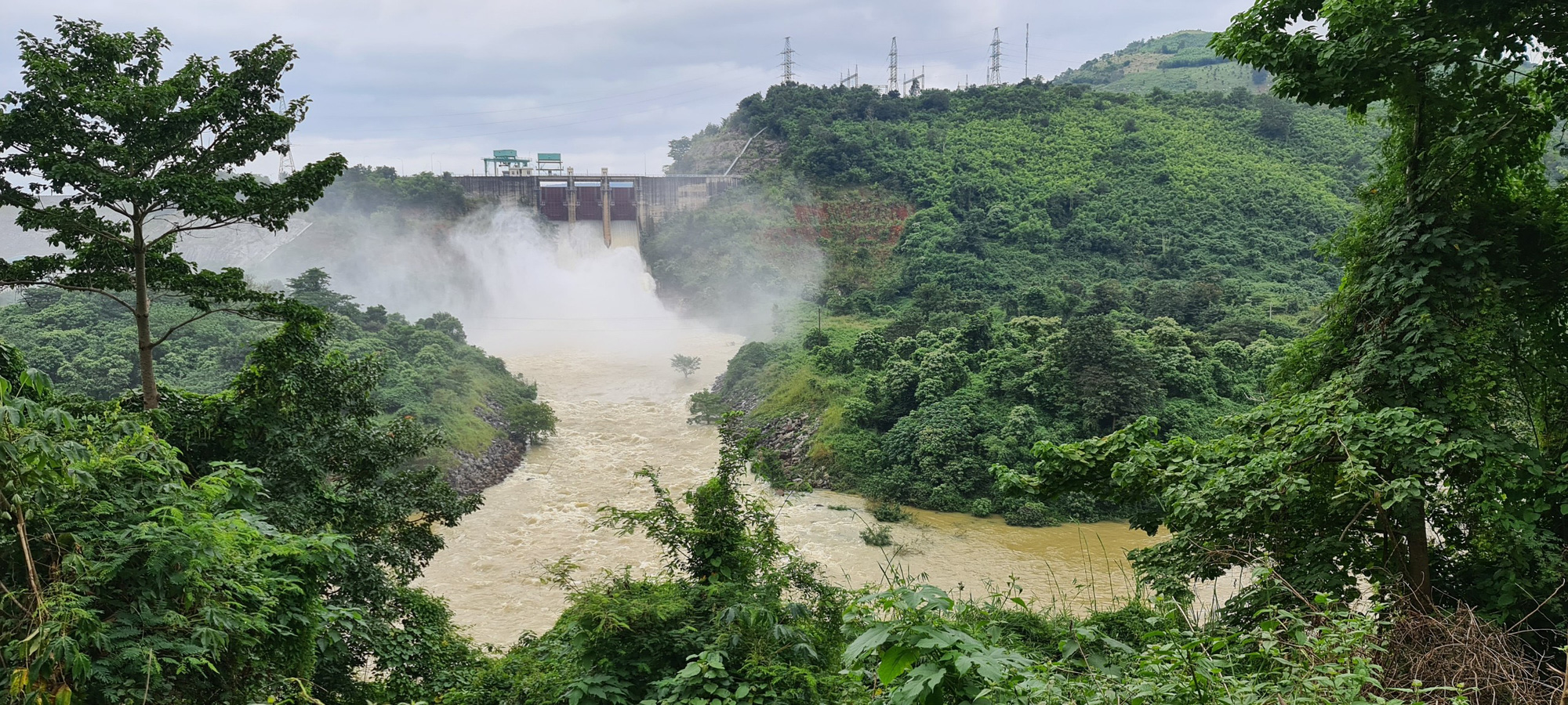 Các thuỷ điện trên sông Srêpốk cảnh báo đang xả lũ với lưu lượng rất lớn về hạ du  - Ảnh 2.