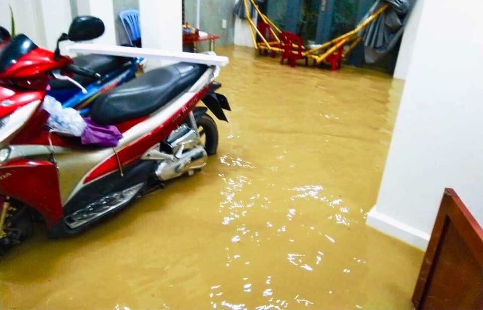 Nước lên nhanh, nhiều xã trên địa bàn Nha Trang bị ngập sâu - Ảnh 2.