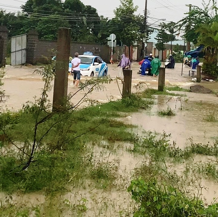 Nước lên nhanh, nhiều xã trên địa bàn Nha Trang bị ngập sâu - Ảnh 4.