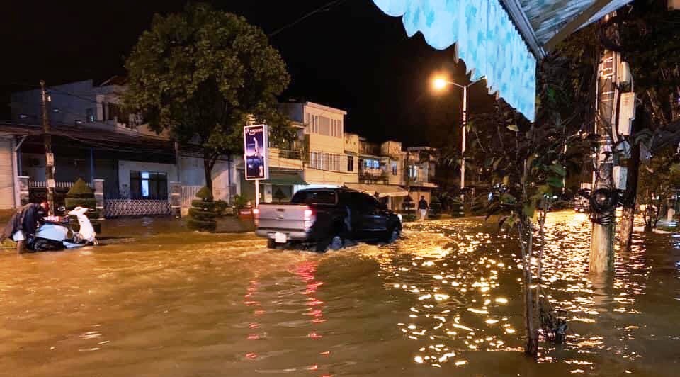 Nước lên nhanh, nhiều xã trên địa bàn Nha Trang bị ngập sâu - Ảnh 3.