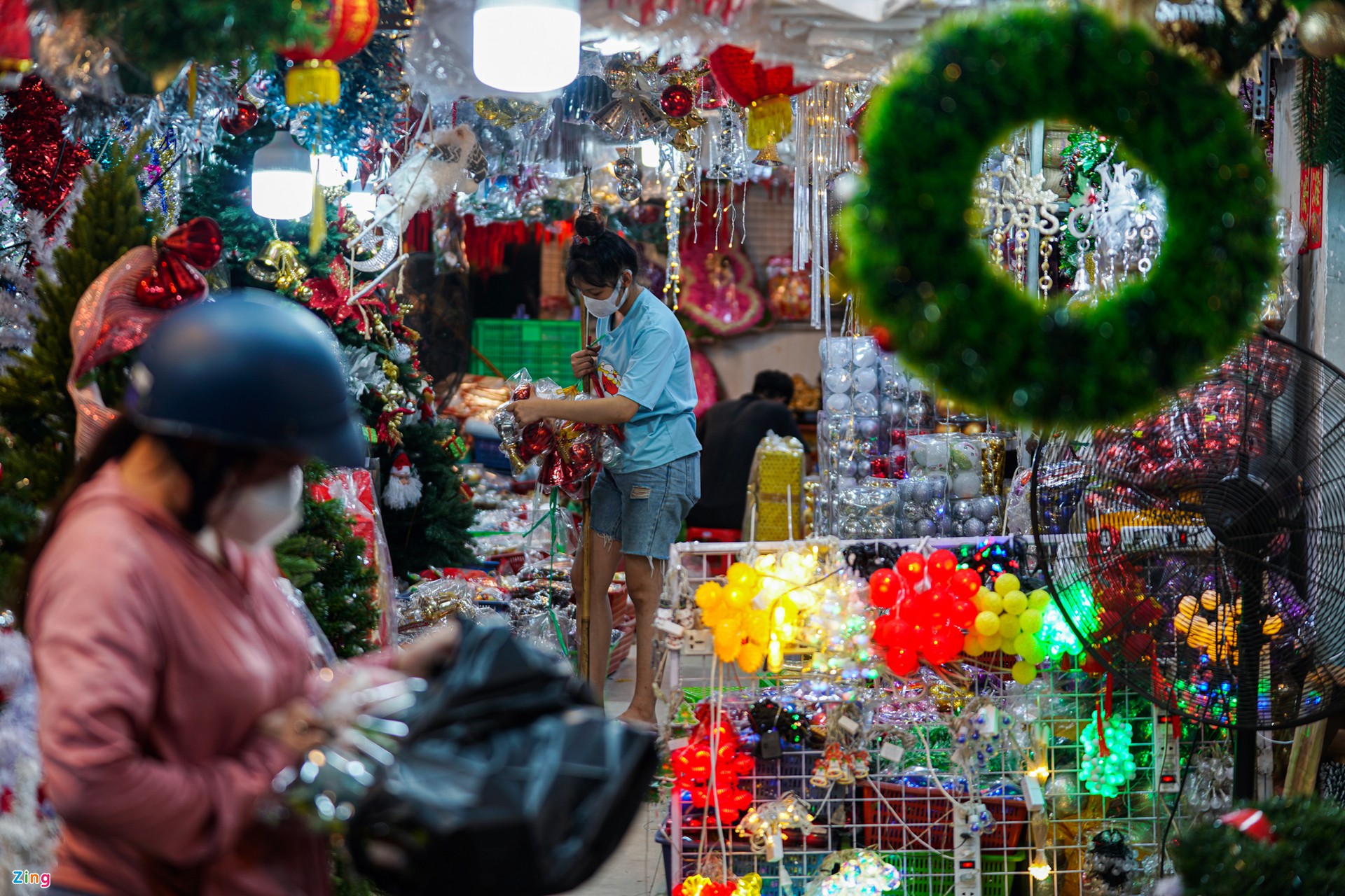 Chợ Giáng sinh lớn nhất TP.HCM hoạt động sớm - Ảnh 2.