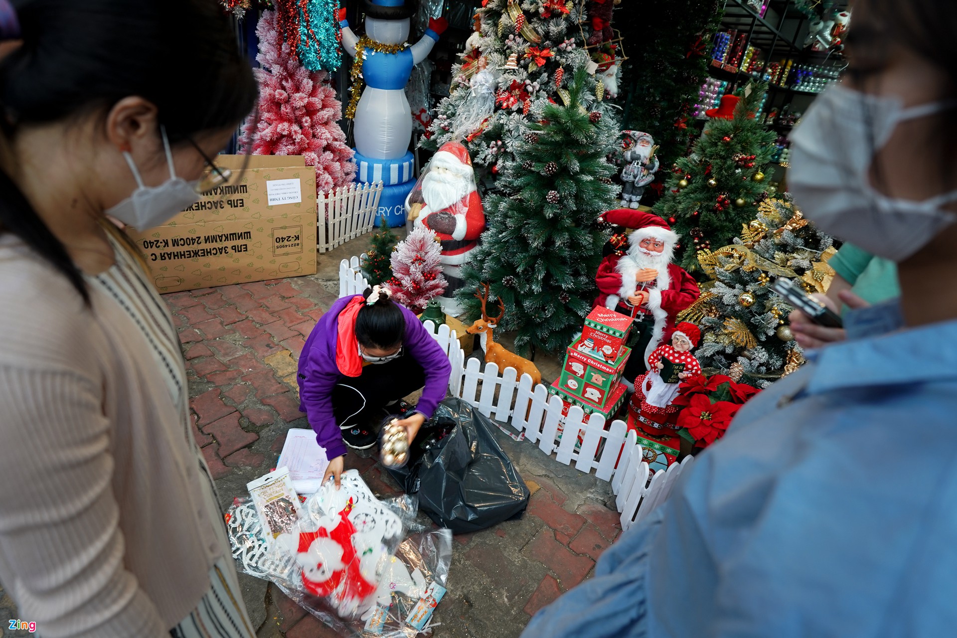 Chợ Giáng sinh lớn nhất TP.HCM hoạt động sớm - Ảnh 4.