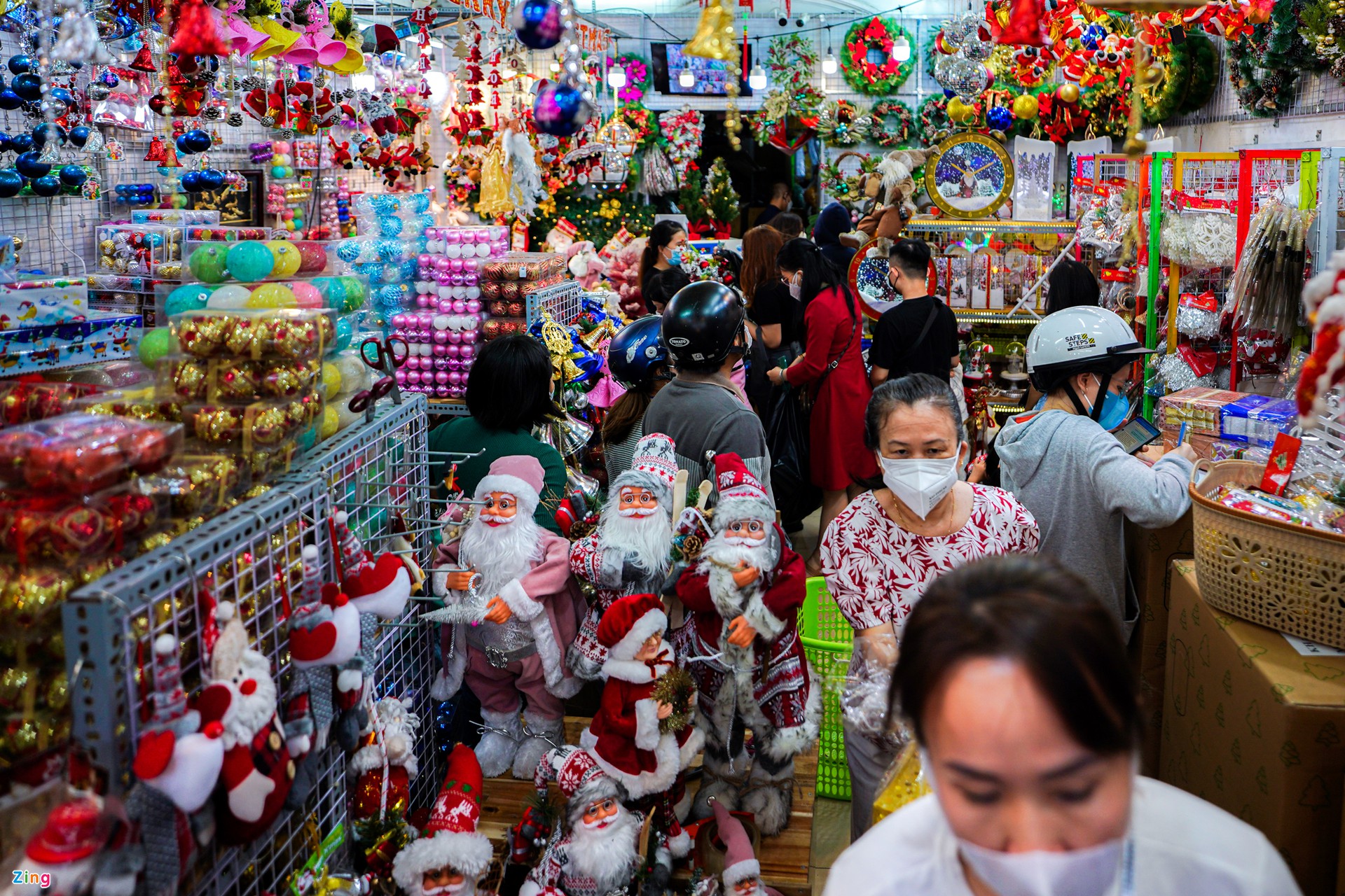 Chợ Giáng sinh lớn nhất TP.HCM hoạt động sớm - Ảnh 8.