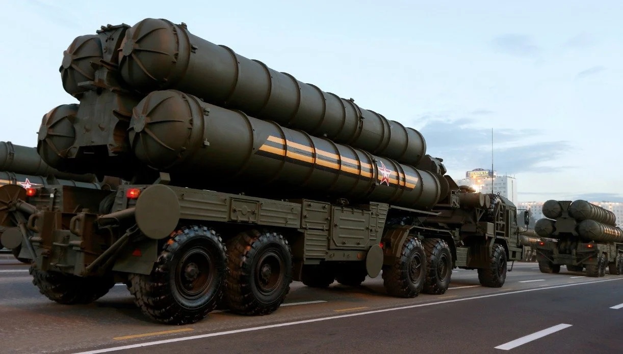 Vì sao Điện Kremlin rót tiền cho Belarus mua 'rồng lửa' S-400 do chính Nga sản xuất? - Ảnh 1.