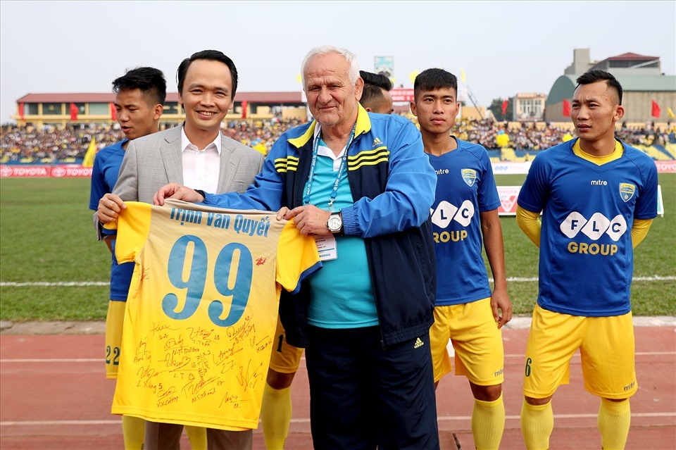 ÔngTrịnh Văn Quyết muốn mua đội bóng Ngoại hạng Anh, BLV Quang Tùng đặt dấu hỏi! - Ảnh 1.
