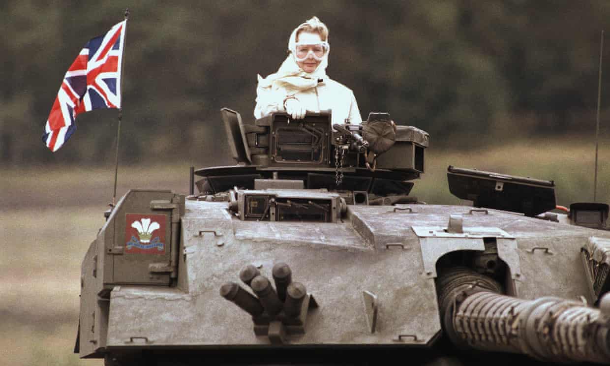 Nữ ngoại trưởng Anh cưỡi xe tăng NATO, cảnh báo Nga gây chú ý - Ảnh 2.