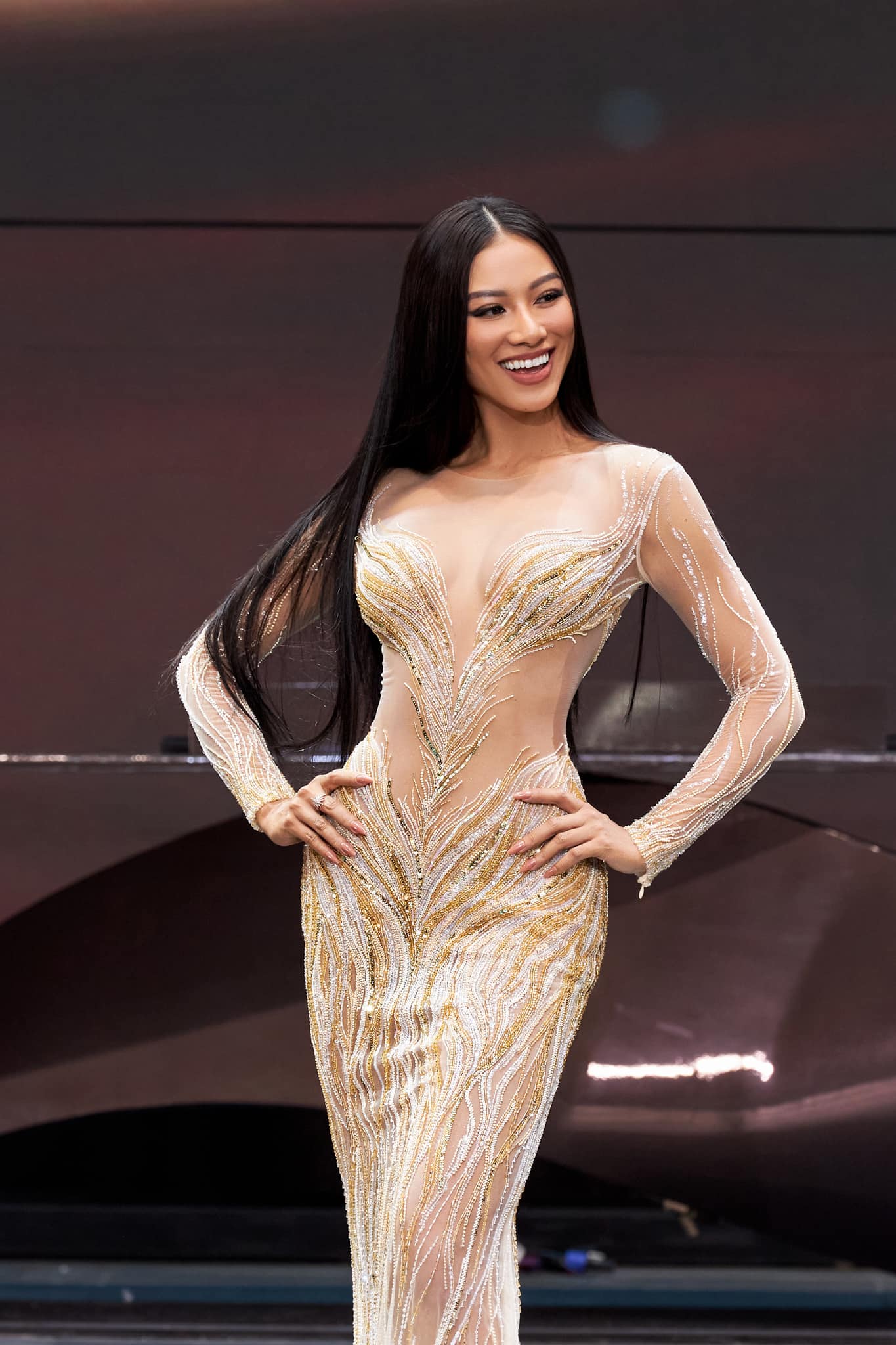 Kim Duyên diện váy xuyên thấu &quot;đốt mắt&quot; trình diễn ở bán kết Miss Universe 2021 - Ảnh 1.