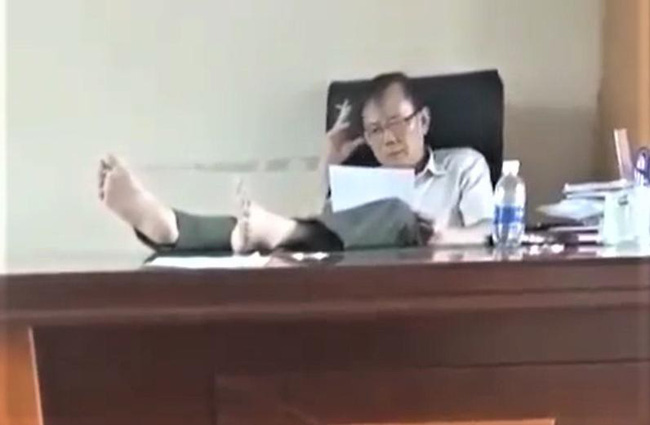 Hạt trưởng hạt kiểm lâm gác chân lên bàn làm viêc ở Đắk Nông đã viết đơn từ chức - Ảnh 1.