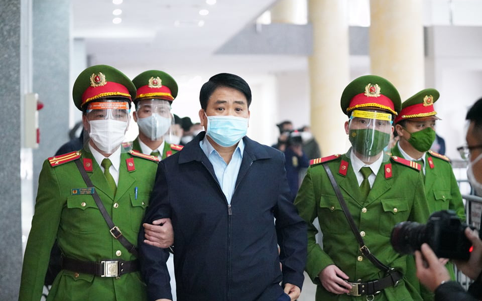 CLIP: Cựu Chủ tịch Hà Nội Nguyễn Đức Chung được dẫn giải đến tòa vụ Redoxy 3C